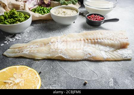 Poisson de morue pour anglais traditionnel poissons et chips ingrédients bière pâte, potatoe, sauce tartare, petits pois molles, citron, échalote, menthe, ail, sel Banque D'Images