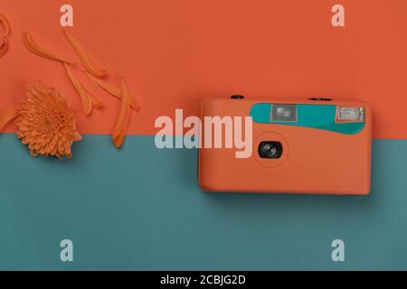 caméra film plastique bleu pastel orange et fleur pour l'été expérience de voyage ou de vacances Banque D'Images