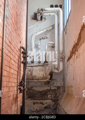 Ancien pipeline à l'intérieur d'une ancienne usine abandonnée Banque D'Images