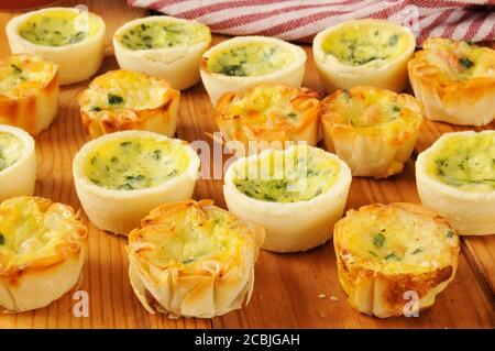 Quiche florentine et quiche au bacon sur un comptoir en bois rustique Banque D'Images