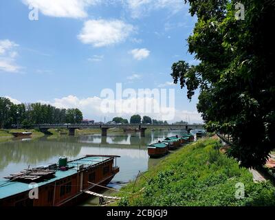 Les bateaux à moteur et les ponts en bois sont beaux. Banque D'Images