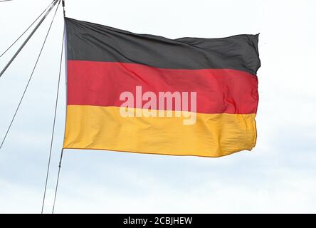 Kiel, Allemagne. 1er août 2020. 01.08.2020, Kiel, un drapeau de la République fédérale d'Allemagne agitant dans le vent dans les couleurs noir, rouge, or devant un ciel légèrement nuageux sur un yacht au port de sports de Blucherbrucke sur la ligne de quille. | utilisation dans le monde crédit: dpa/Alay Live News Banque D'Images