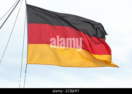 Kiel, Allemagne. 1er août 2020. 01.08.2020, Kiel, un drapeau de la République fédérale d'Allemagne agitant dans le vent dans les couleurs noir, rouge, or devant un ciel légèrement nuageux sur un yacht au port de sports de Blucherbrucke sur la ligne de quille. | utilisation dans le monde crédit: dpa/Alay Live News Banque D'Images