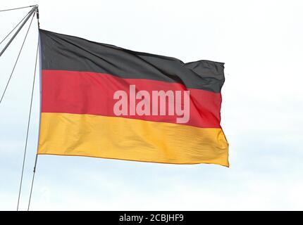 Kiel, Allemagne. 1er août 2020. 01.08.2020, Kiel, un drapeau de la République fédérale d'Allemagne agitant dans le vent dans les couleurs noir, rouge, or devant un ciel légèrement nuageux sur un yacht au port de sports de Blucherbrucke sur la ligne de quille. | utilisation dans le monde crédit: dpa/Alay Live News Banque D'Images