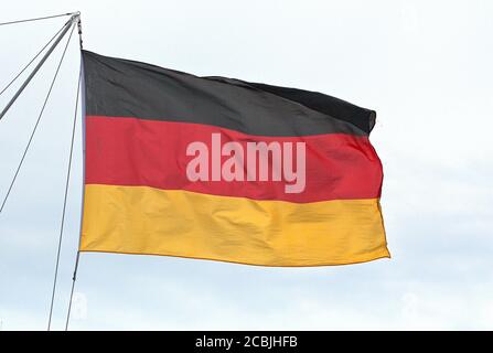 Kiel, Allemagne. 1er août 2020. 01.08.2020, Kiel, un drapeau de la République fédérale d'Allemagne agitant dans le vent dans les couleurs noir, rouge, or devant un ciel légèrement nuageux sur un yacht au port de sports de Blucherbrucke sur la ligne de quille. | utilisation dans le monde crédit: dpa/Alay Live News Banque D'Images