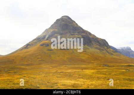 Les montagnes écossaises montrent leur beauté dans le désert.