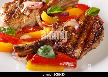 Restaurant cuisine côtelette de porc grillée avec salade de poivrons chauds gros plan dans une assiette blanche. Horizontale Banque D'Images