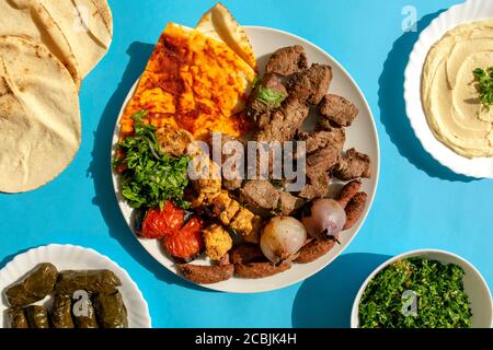 Célèbre cuisine arabe traditionnelle, turque, israélienne. Poulet grillé, agneau, bœuf, saucisses, légumes, pain pita, sauce tahini, mahshi, veau farci Banque D'Images