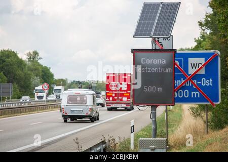 14 août 2020, Bade-Wurtemberg, Neuenburg am Rhein: Un tableau de bord électronique sur l'autoroute 5 indique l'entrée du centre d'essai de Corona. Après leur retour de vacances, les voyageurs peuvent se faire tester pour le nouveau virus corona au parking de Neuchâtel-est. Photo: Philipp von Ditfurth/dpa Banque D'Images