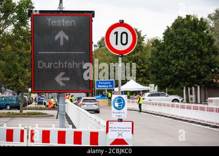 14 août 2020, Bade-Wurtemberg, Neuenburg am Rhein: Un tableau de bord électronique indique l'entrée du centre d'essai Corona. Après leur retour de vacances, les voyageurs peuvent se faire tester pour le nouveau virus corona au parking de Neuchâtel-est. Photo: Philipp von Ditfurth/dpa Banque D'Images