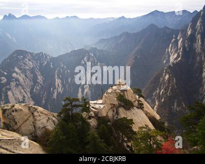 La montagne Huashan près de Xian City. Le sentier le plus dangereux et le peuple couronné de Chine. Le mont Hua est l'une des cinq grandes montagnes de Chine à Huayin Banque D'Images