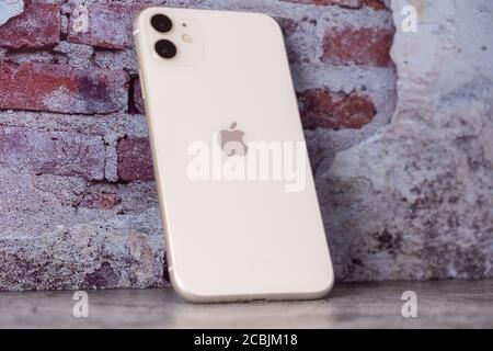 Adana / Turquie - août, 2020: Nouveau blanc Apple iPhone 11 dans l'arrière-plan de mur de brique ancien. IPhone 11 Banque D'Images