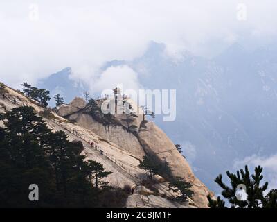La montagne Huashan près de Xian City. Le sentier le plus dangereux et le peuple couronné de Chine. Le mont Hua est l'une des cinq grandes montagnes de Chine à Huayin Banque D'Images