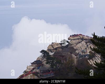 La montagne Huashan près de Xian City. Le sentier le plus dangereux et le peuple couronné de Chine. Le mont Hua est l'une des cinq grandes montagnes de Chine à Huayin Banque D'Images