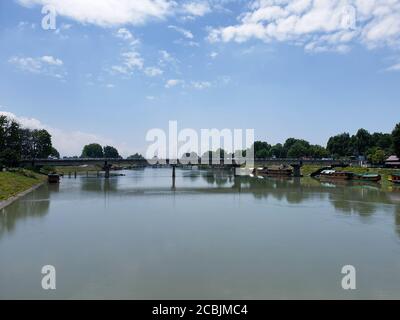 Les bateaux à moteur et les ponts en bois sont beaux. Banque D'Images