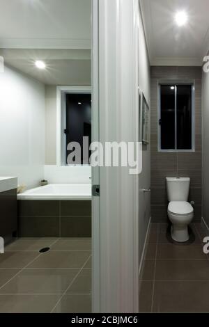 Intérieur moderne de la salle de bains avec toilettes séparées Banque D'Images