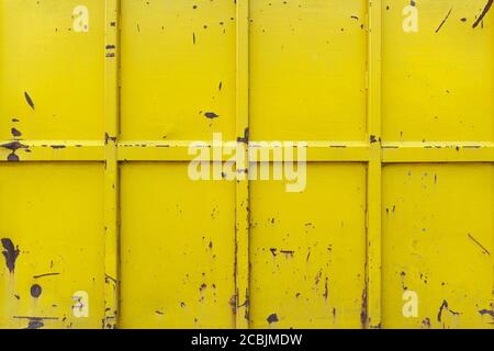 Mur extérieur d'un ancien conteneur de fret jaune Banque D'Images