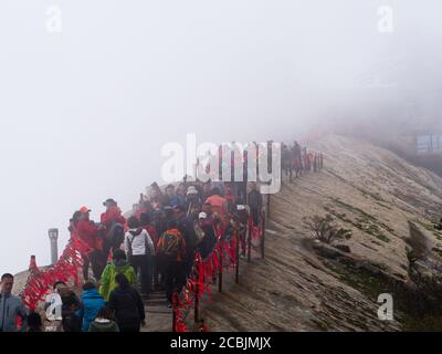La montagne Huashan près de Xian City. Le sentier le plus dangereux et le peuple couronné de Chine. Le mont Hua est l'une des cinq grandes montagnes de Chine à Huayin Banque D'Images