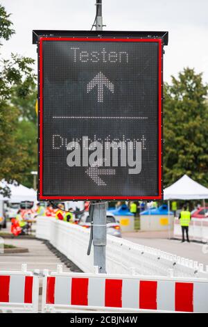 14 août 2020, Bade-Wurtemberg, Neuenburg am Rhein: Un tableau de bord électronique indique l'entrée du centre d'essai Corona. Après leur retour de vacances, les voyageurs peuvent se faire tester pour le nouveau virus corona au parking de Neuchâtel-est. Photo: Philipp von Ditfurth/dpa Banque D'Images