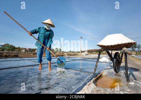 Province de Nghe an, Vietnam - 30 juillet 2020 : image d'une femme qui fait du sel dans la province de Nghe an, Vietnam Banque D'Images