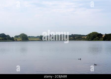 Magnifique paysage du lac Pickmere par une journée ensoleillée à Cheshire, Angleterre Banque D'Images