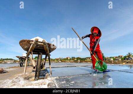 Province de Nghe an, Vietnam - 30 juillet 2020 : image d'une femme qui fait du sel dans la province de Nghe an, Vietnam Banque D'Images