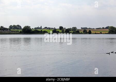 Magnifique paysage du lac Pickmere par une journée nuageuse à Cheshire, en Angleterre Banque D'Images