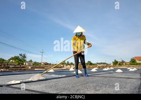 Province de Nghe an, Vietnam - 30 juillet 2020 : image d'une femme qui fait du sel dans la province de Nghe an, Vietnam Banque D'Images