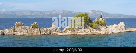 Croatie - le panorama avec la statue de la Vierge Marie à Trpanj, sur le Peliesac penisula. Banque D'Images