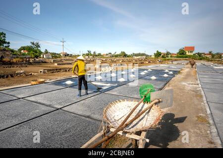 Province de Nghe an, Vietnam - 30 juillet 2020 : image d'une femme qui fait du sel dans la province de Nghe an, Vietnam Banque D'Images