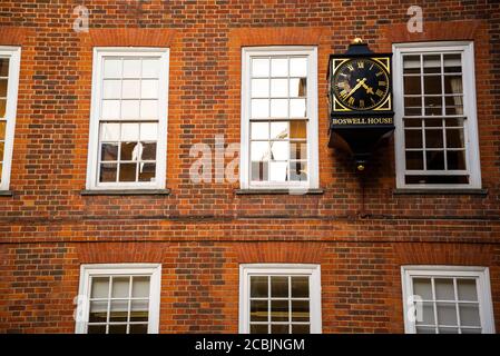 Boswell House Clock sur la maison géorgienne en brique rouge, Gough Square, Londres Banque D'Images