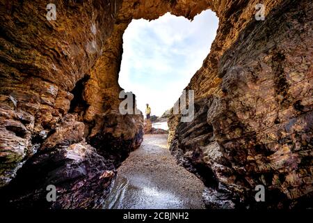 Province de Nghe an, Vietnam - 30 juillet 2020 : grotte sur une falaise surplombant la mer dans la province de Nghe an, Vietnam Banque D'Images