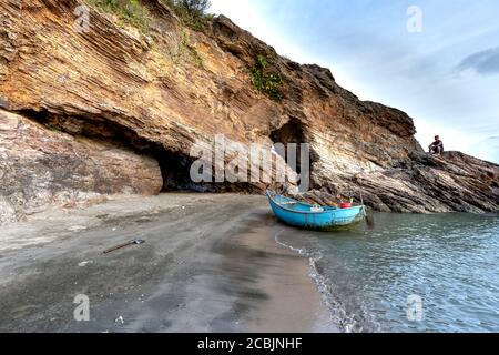 Province de Nghe an, Vietnam - 30 juillet 2020 : grotte sur une falaise surplombant la mer dans la province de Nghe an, Vietnam Banque D'Images