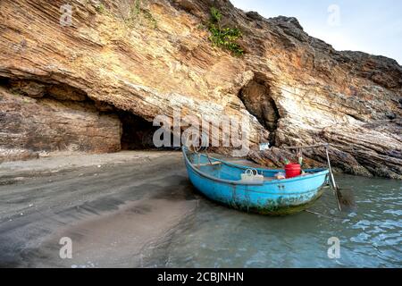 Province de Nghe an, Vietnam - 30 juillet 2020 : grotte sur une falaise surplombant la mer dans la province de Nghe an, Vietnam Banque D'Images