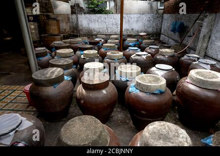 Province de Nghe an, Vietnam - 31 juillet 2020 : une femme travaille dans une usine traditionnelle de production alimentaire de 'sauce oy' dans la province de Nghe an, au Vietnam. Sauce soja Banque D'Images