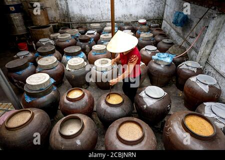 Province de Nghe an, Vietnam - 31 juillet 2020 : une femme travaille dans une usine traditionnelle de production alimentaire de 'sauce oy' dans la province de Nghe an, au Vietnam. Sauce soja Banque D'Images