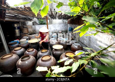 Province de Nghe an, Vietnam - 31 juillet 2020 : une femme travaille dans une usine traditionnelle de production alimentaire de 'sauce oy' dans la province de Nghe an, au Vietnam. Sauce soja Banque D'Images