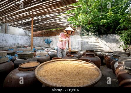 Province de Nghe an, Vietnam - 31 juillet 2020 : une femme travaille dans une usine traditionnelle de production alimentaire de 'sauce oy' dans la province de Nghe an, au Vietnam. Sauce soja Banque D'Images