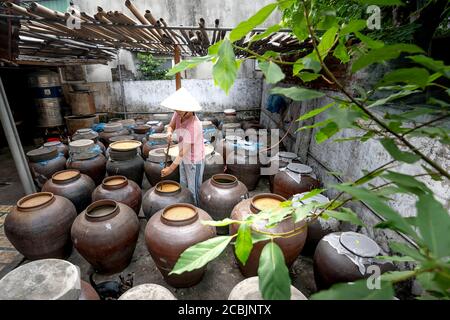 Province de Nghe an, Vietnam - 31 juillet 2020 : une femme travaille dans une usine traditionnelle de production alimentaire de 'sauce oy' dans la province de Nghe an, au Vietnam. Sauce soja Banque D'Images