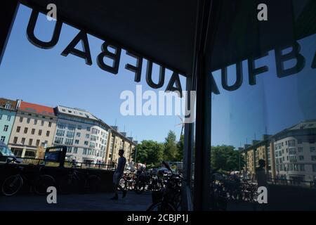 Berlin, Allemagne. 12 août 2020. Vue sur le bâtiment d'édition de l'Aufbau-Verlag. Credit: Jörg Carstensen/dpa/Alay Live News Banque D'Images