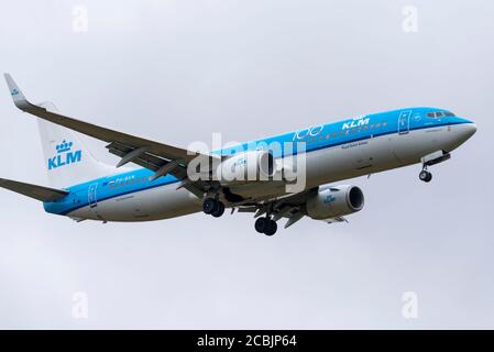 Aéroport de Londres Heathrow, Londres, Royaume-Uni. 14 août 2020. Des vols sont arrivés à Londres depuis la France, les pays-Bas et Malte la veille de l'arrivée des quarantaines de 14 jours en raison de la pandémie du coronavirus COVID-19. Vol KL1009 de KLM depuis Amsterdam Banque D'Images