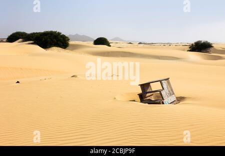 Marches en bois abandonnées dans une vaste étendue de sable désertique vide. Deserto de Viana, Boa Vista, Iles du Cap-Vert, Afrique Banque D'Images