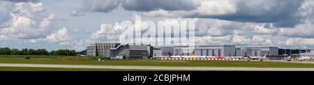 Gewitterwolken über Airbus Werksgelände in Finkenwerder , wahrend der Corona-Krise abgestellte Flugzeuge, Produktionshallen für A380, Hambourg Banque D'Images