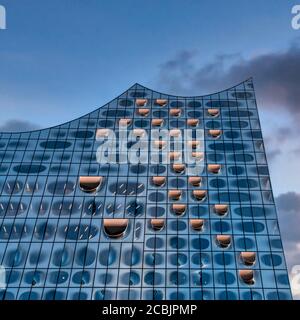Elbphilharmonie zur blauen Stunde, HafenCity, Speicherstadt, Hambourg, Allemagne, Europa Banque D'Images
