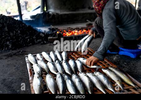 L'image de poissons frais de pêcheurs grillés sur des émonteurs à vendre sur le marché de Dien Van, village de poissons grillés, province de Nghe an, Vietnam Banque D'Images