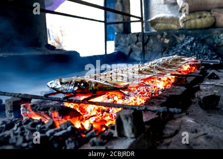 L'image de poissons frais de pêcheurs grillés sur des émonteurs à vendre sur le marché de Dien Van, village de poissons grillés, province de Nghe an, Vietnam Banque D'Images