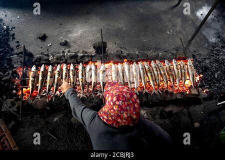 L'image de poissons frais de pêcheurs grillés sur des émonteurs à vendre sur le marché de Dien Van, village de poissons grillés, province de Nghe an, Vietnam Banque D'Images