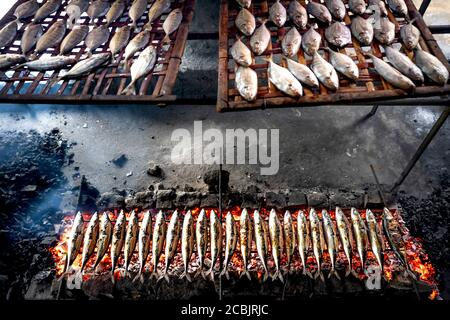 L'image de poissons frais de pêcheurs grillés sur des émonteurs à vendre sur le marché de Dien Van, village de poissons grillés, province de Nghe an, Vietnam Banque D'Images