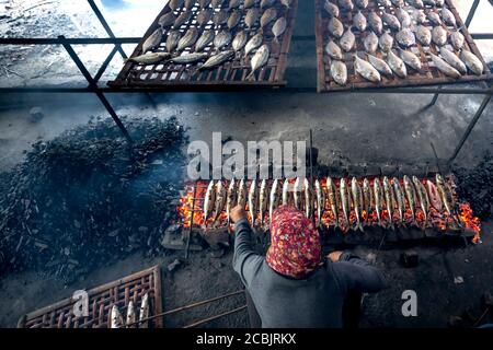 L'image de poissons frais de pêcheurs grillés sur des émonteurs à vendre sur le marché de Dien Van, village de poissons grillés, province de Nghe an, Vietnam Banque D'Images