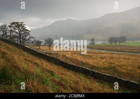 Warnscale Beck s'écoulant dans Buttermere avec la pluie au-dessus de High Snockrigg au-delà dans le parc national de Lake District, Cumbria, Angleterre. Banque D'Images